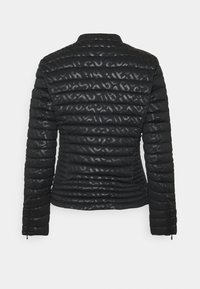 Sort puffy jakke med en skinnende, tekstureret overflade, der har et subtilt mønsterdesign. Den har en høj krave og lynlåsmanchetter.