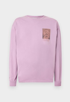 Levendula hosszú ujjú ing, kis grafikával és szöveggel az bal mellrészen, mely részletes kör alakú mintát ábrázol.