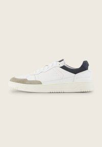 Weiße Leder-Sneaker mit grauen Wildlederakzenten, runder Zehenform, flacher weißer Sohle und sechs Ösen für die Schnürsenkel. Glatte Textur und minimalistisches Design.