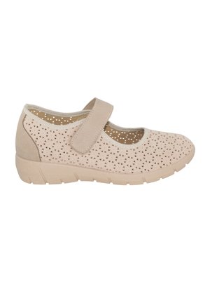 Zapato beige estilo Mary Jane con patrón triangular perforado, correa ajustable de velcro, suela acolchada y tacón bajo para mayor comodidad.