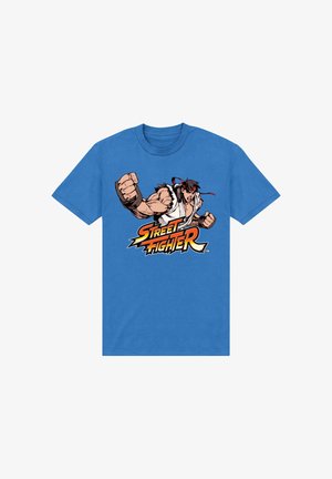 Blaues T-Shirt mit einem muskulösen Kampfkünstler in Kampfstellung mit geballten Fäusten und dem "Street Fighter"-Logo darunter.