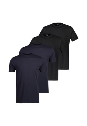 Fire ensfarvede T-shirts med rund halsudskæring i sort og mørk marineblå, pænt stablet og arrangeret i en trappetrinsform på en hvid baggrund.