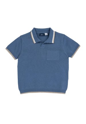 Niebieska koszulka polo z krótkim rękawem, dzianinowa, z beżowo-białymi paskami na kołnierzu i rękawach oraz małą kieszonką na piersi po lewej stronie.