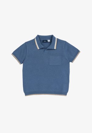 Polo shirt blu a maniche corte in maglia con colletto e bordi delle maniche a strisce beige e bianche, e una piccola tasca sul petto lato sinistro.