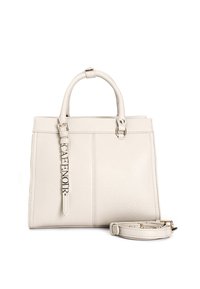 Kremowa skórzana torba tote z podwójnymi górnymi uchwytami, płaskim designem i tłoczonym paskiem z logo. Posiada srebrne akcesoria i regulowany pasek na ramię.
