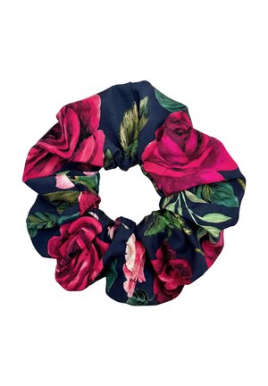 Granatowa scrunchie z tkaniny o marszczonym wzorze, ozdobiona dużymi czerwonymi i różowymi wzorami róż oraz zielonymi liśćmi.