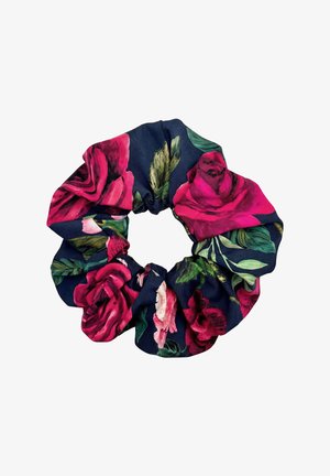 Granatowa scrunchie z tkaniny o marszczonym wzorze, ozdobiona dużymi czerwonymi i różowymi wzorami róż oraz zielonymi liśćmi.