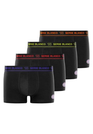 Quatre caleçons boxeurs pour hommes noirs avec des ceintures élastiques en orange, vert, rouge et bleu, chacun arborant le texte « SERGE BLANCO 15 » et un logo circulaire sur la jambe.