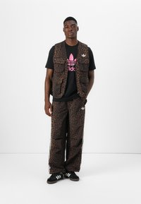 adidas Originals GRAPHIC UNISEX - Vesta - bronze strata