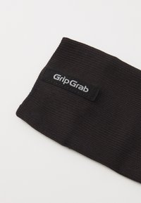 Črn tekstilni kolesarski dodatek, ki ima strukturirano površino in pravokotno obliko, z našitim logotipom GripGrab v beli in črni barvi.
