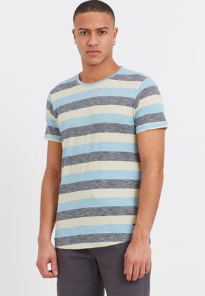 Korte mouwen T-shirt in lichtblauw, crème en donkergrijze strepen. Gemaakt van een textuurstof met een ronde halslijn en een relaxed fit.