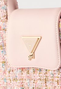Borsa a mano in pelle rosa con corpo intrecciato dalle tonalità pastello, caratterizzata da un logo triangolare in oro e dettagli decorativi in metallo.