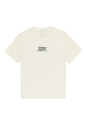 Hvid t-shirt med korte ærmer med teksten "THANKS 4 NOTHING CLUB RVCA" trykt i sort og blå på frontens midterste del af brystet.