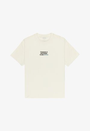 Camiseta blanca de manga corta con el texto "THANKS 4 NOTHING CLUB RVCA" impreso en negro y azul en el centro del pecho delantero.