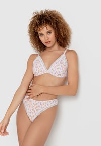 Vitt bikiniset med en triangulär bralette och högmidjade trosor, med färggård, abstrakt tryck och delikat spetskant.