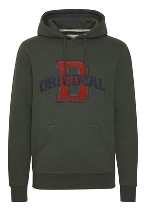 Mørkegrønn hettegenser med frontlomme, snorhette og brodert "D" og "ORIGINAL" tekst i rød og marineblå.