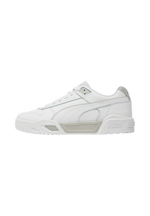 Białe sneakersy z skórzaną cholewką, teksturowanymi akcentami w jasnoszarym kolorze, gumową podeszwą i detalami na bocznej ściance. Logo umieszczone na pięcie.