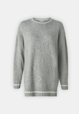 Maglione lavorato a maglia grigio chiaro con polsini e orlo a coste, caratterizzato da un design a motivi discreto, scollatura rotonda e dettagli bianchi.