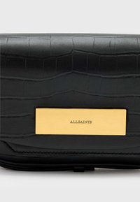 Μαύρη δερμάτινη τσάντα ώμου με υφή κροκοδείλου, διαθέτει μια χρυσή ορθογώνια πλάκα με ανάγλυφο το "ALLSAINTS" στο μπροστινό μέρος.