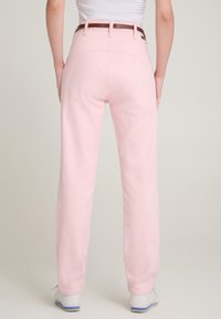 Pantaloni in denim rosa con vestibilità ampia, caratterizzati da vita alta e cintura marrone. Il tessuto è liscio con una texture minima, e i pantaloni hanno una gamba dritta.