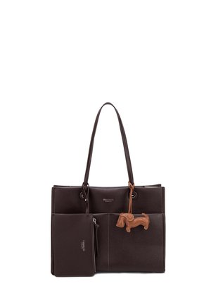Borsa tote in pelle marrone scuro con doppi manici, pochette abbinata nella tasca frontale e piccolo charm in pelle a forma di cane color cuoio appeso a un manico.