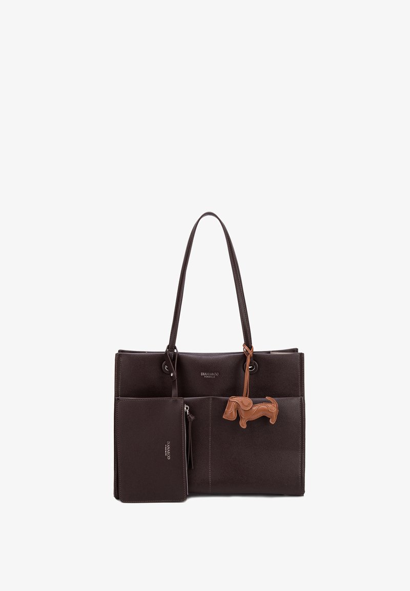 Donkerbruine leren handtas met dubbele handvatten, een bijpassend etui in het voorvak en een klein tan hondenvormig leren bedeltje dat aan een handvat hangt.