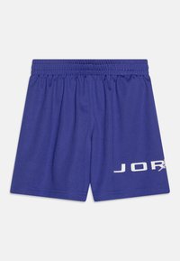 Paarse sportieve shorts met een elastische tailleband en het witte 'JORDAN' logo aan de linkerkant. Gemaakt van ademend meshmateriaal.