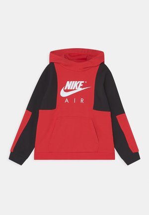 Rød og sort hættetrøje med forlomme, med en stor hvid "NIKE AIR"-logo på brystet. Blødt stof og ribstrikkede ærmegab.