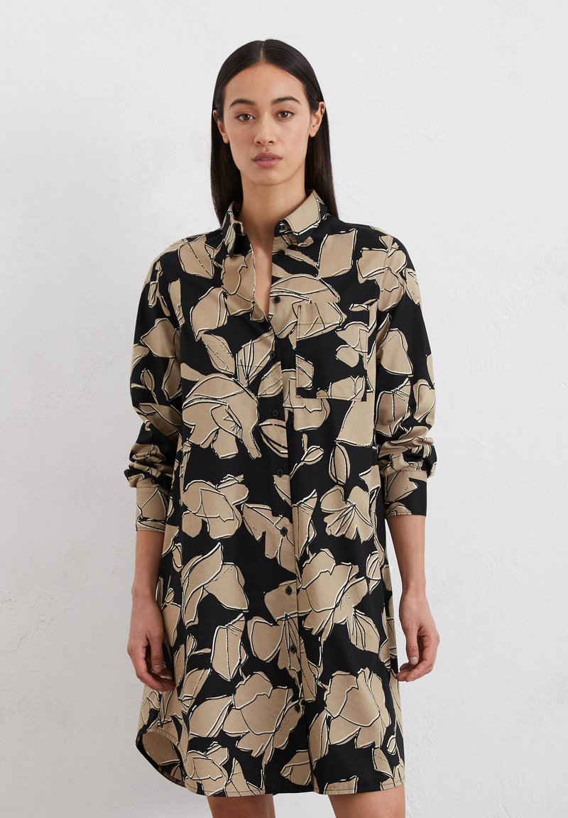Abito nero con motivo floreale beige, con bottoni davanti, colletto, maniche lunghe arrotolate sui polsini e vestibilità morbida, realizzato in tessuto leggero.