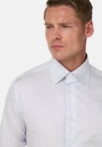 Weißes Hemd mit blauen vertikalen Streifen, klassischem Kragen, Knopfleiste und langen Ärmeln. Glattes Material mit taillierter Passform.