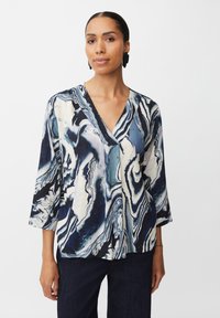 Blusa multicolore con scollo a v in un fluido motivo marmorizzato con tonalità di blu navy, bianco e teal; maniche a tre quarti con vestibilità morbida.