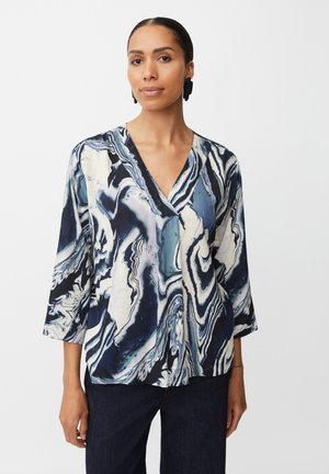 Blusa de cuello en v multicolor con un patrón de mármol fluido en tonos azul marino, blanco y verde azulado; mangas tres cuartos con un ajuste relajado.