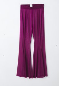 Pantalones fluidos y acampanados en un profundo color magenta. Presentan una cinturilla ancha y una tela ligera y fluida que se drapea suavemente.