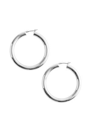 Zilveren oorringen met een gepolijste afwerking. Cirkelvormig met een glad, glanzend oppervlak en een veilige sluiting. Klassiek ontwerp.