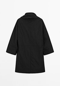 Cappotto nero con una vestibilità rilassata, maniche lunghe, colletto a scialle e superficie texturizzata. Presenta un design minimalista e nessun sistema di chiusura visibile.