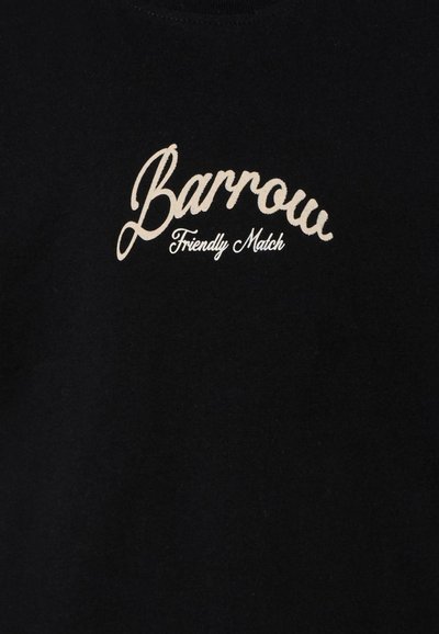 Czarna bluza z białym haftem kursywą z napisem "Barrow Friendly Match". Miękki materiał z klasycznym krojem.