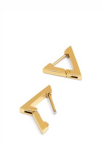 Pendientes geométricos de oro con un diseño triangular que presenta una superficie suave y brillante, y un cierre de bisagra.