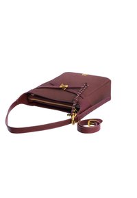 Bolso de mano de cuero marrón con cierre de tono dorado, diseño delgado, forma plana, correa ajustable para el hombro y compartimento con cremallera.