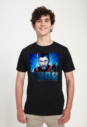 Sort bomulds t-shirt med et iøjnefaldende grafisk print af Thor med blå accenter og ordet "THOR" i store bogstaver under billedet.