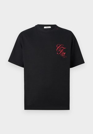 T-shirt nera a maniche corte con la scritta "CF" in corsivo rosso e un piccolo cherubino alato sul petto in alto a sinistra.