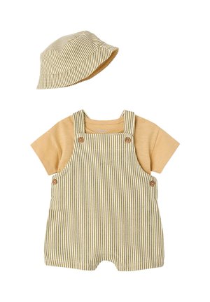 Beige Kurzarmhemd mit beige-weiß gestreiften Latzshorts und passendem gestreiften Fischerhut für Babys.
