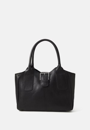 Crna kožna torba za nošenje s glatkom teksturom, strukturiranim oblikom, dvije ručke i istaknutim srebrnim kopčanjem na prednjoj strani.