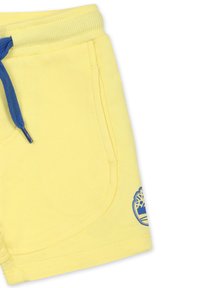 Geel katoenen shorts met een ribbelband, blauwe trekkoord, zijzakken en een blauw logo detail aan de onderste zoom.