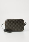 EMBLEM ELONGATED CAMERA BAG - Schoudertas - black