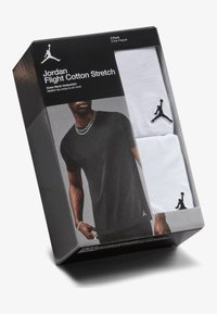 Zweierpaket von Jordan Flight Baumwoll-Stretch Rundhalsunterhemden. Eins in Schwarz und eins in Weiß. Jedes Shirt trägt ein Logo.