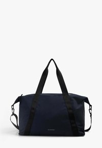 Bolsa marino de lona con correas negras de tejido web, que cuenta con una parte superior con cremallera, textura de tela y un logo impreso en el frente. Incluye una correa de hombro ajustable.