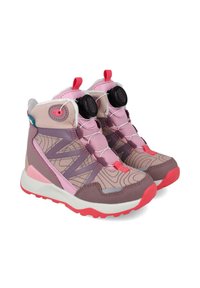 Zapatillas altas en rosa y gris con parte superior estampada, cordones elásticos y dos acentos de hardware negro. Suela blanca de goma con detalles rojos.