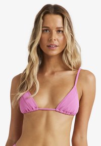 Růžový trojúhelníkový bikini top s tenkými nastavitelnými ramínky, texturovanou látkou a nabíranými detaily na švech pro pohodlné nošení.