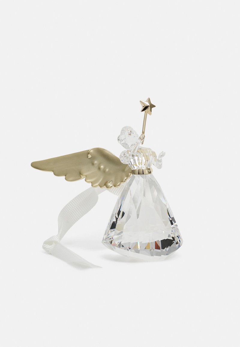 Figura di angelo in cristallo con un'ala dorata metallica, design trasparente, una bacchetta a stella e un nastro bianco. La base angolare riflette la luce in modo vivace.