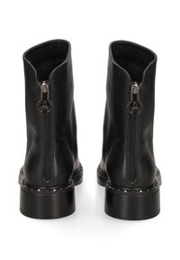 Stivali alla caviglia in pelle nera con un alto gambale, cerniere frontali e cuciture rinforzate. Presentano un tacco voluminoso e una consistenza liscia.